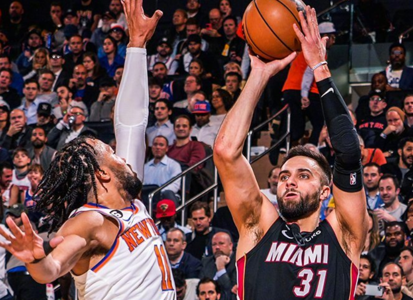  巴特勒关键球热火险胜尼克斯  