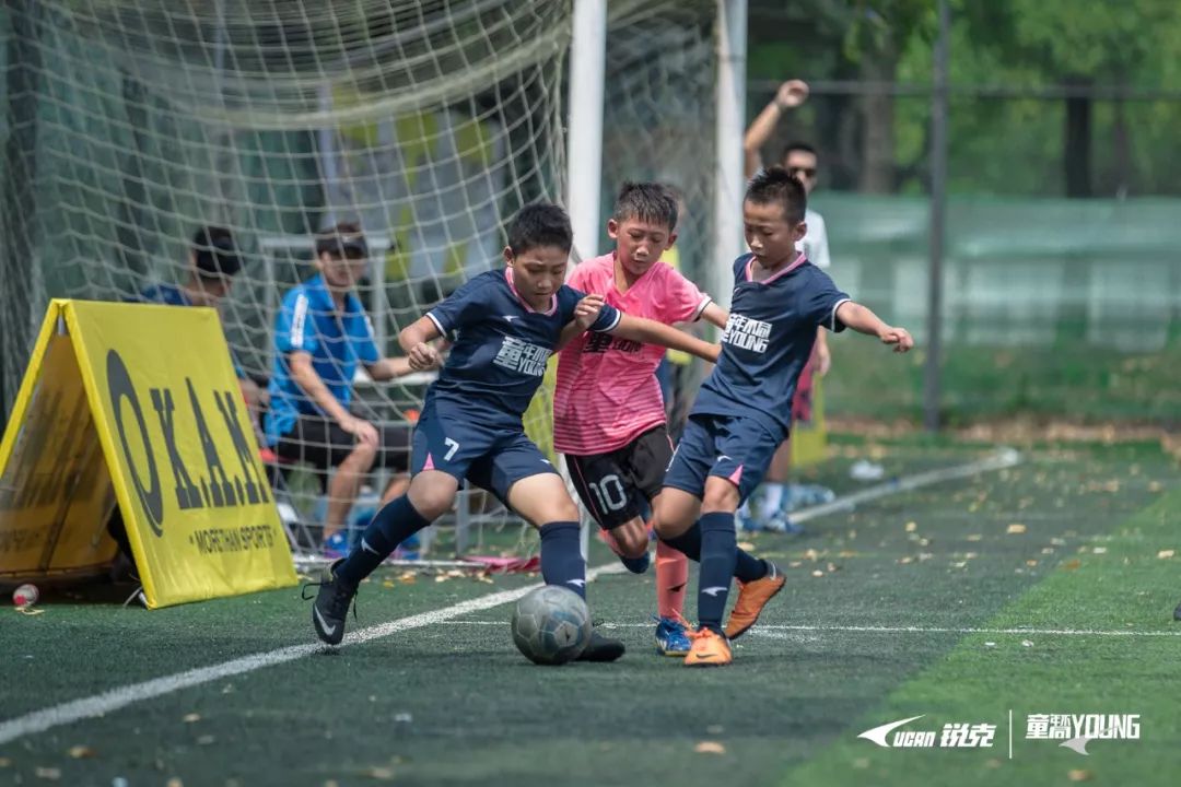  奥格斯堡定位球显神通，两次头槌破门扭转乾坤